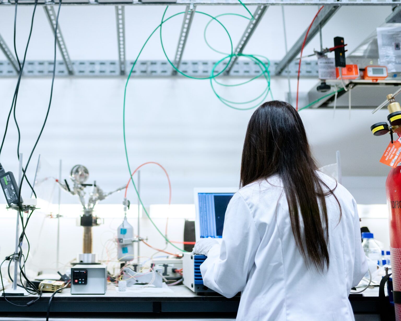 cetec mujer realizando investigación